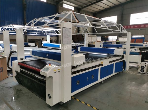 Máquina de corte láser para telas con sistema de alimentación automática